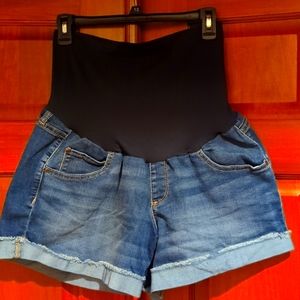 A glow boyfriend maternity shorts